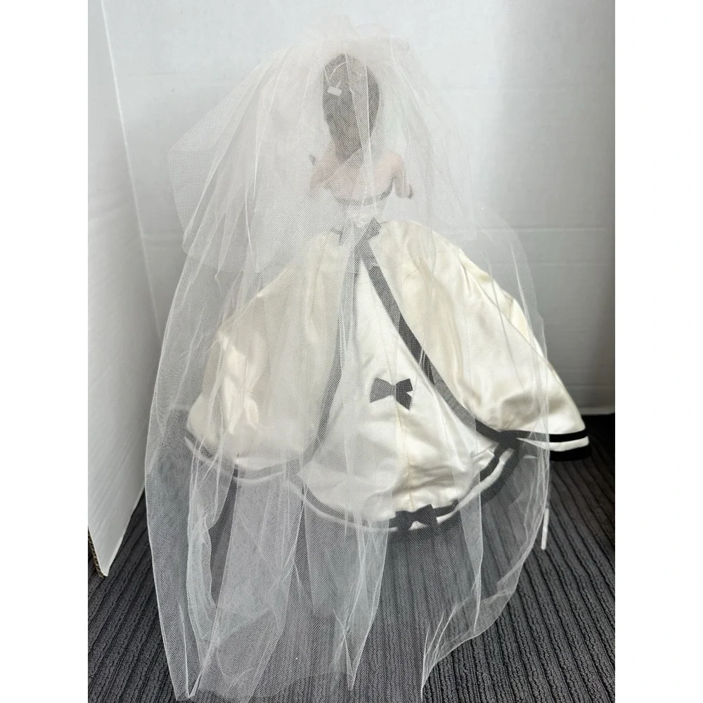 Vera Wang 1997 Barbie Doll Limited Edition Bride Wedding doll Display Doll